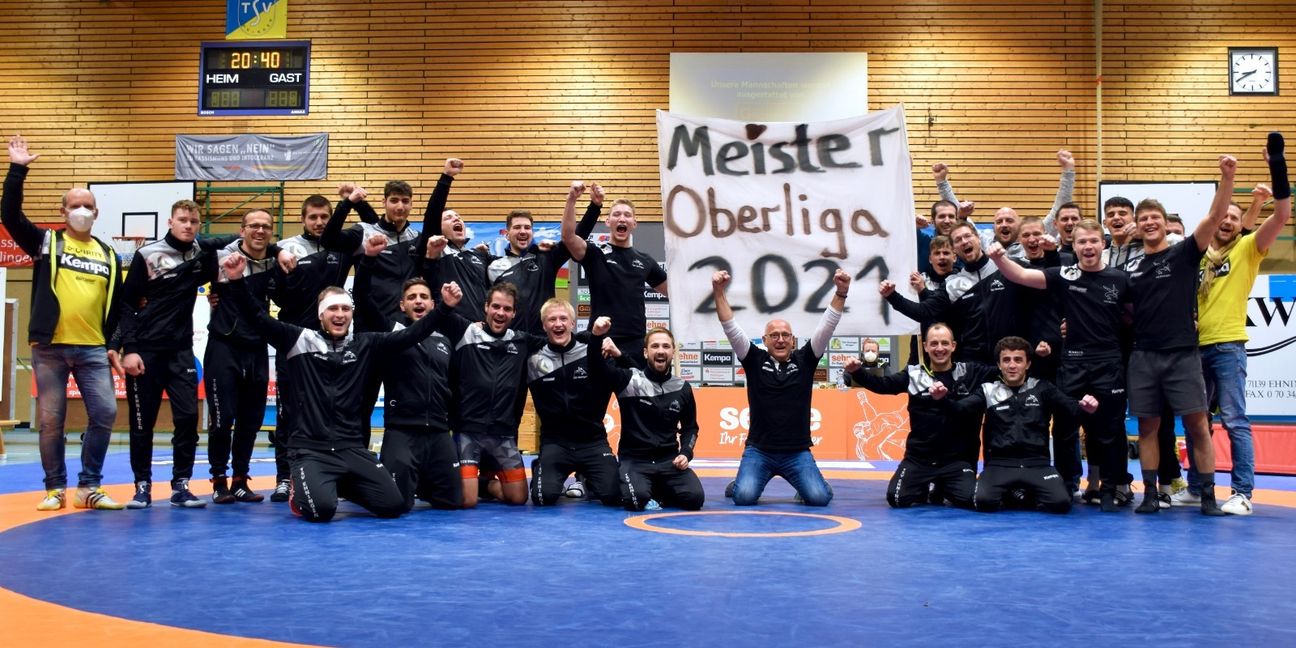 Gemeinsam mit den Fans feiern die Ringer des TSV Ehningen die Oberliga-Meisterschaft und damit die Rückkehr in die Regionalliga. Bild: Nüßle