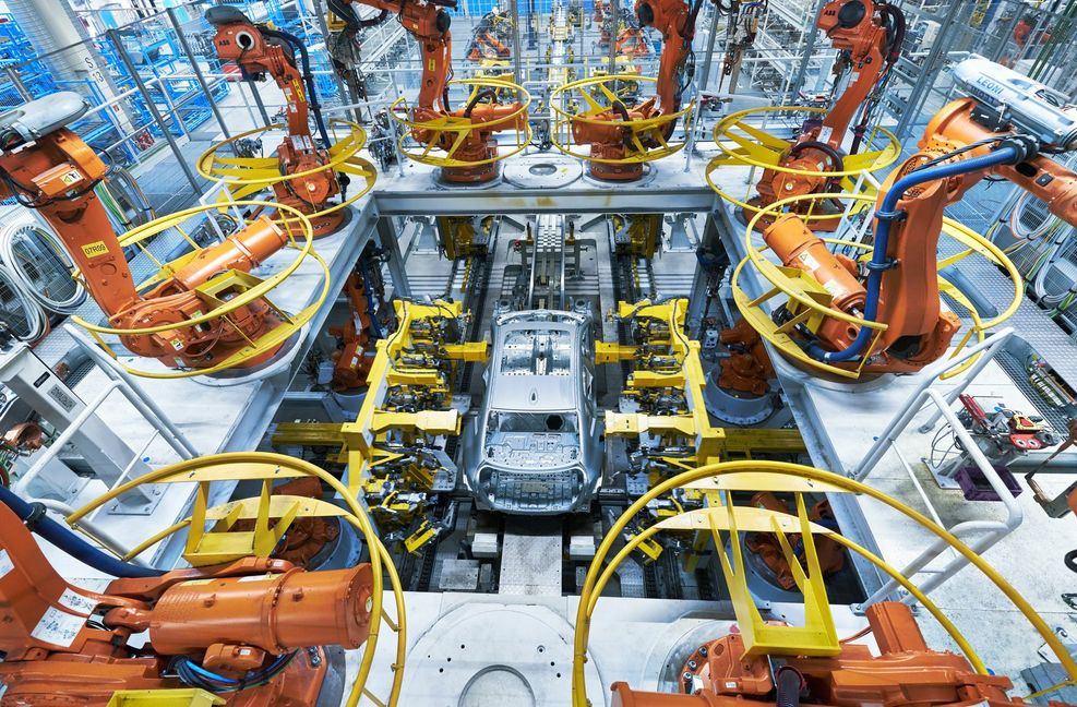 Blick in die BMW-Produktion in Leipzig: Der Chipmangel hat   auch Auswirkungen auf die Autobauer und Zulieferer.