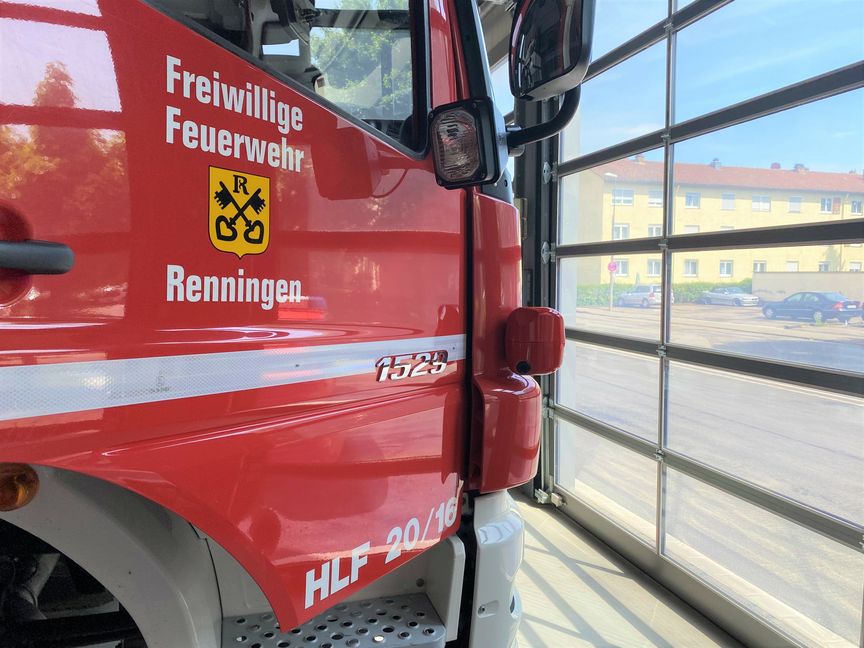 Vorne rechts sitzt der neue Abbiegeassistent am Feuerwehrauto.     Bild: Stadt Renningen