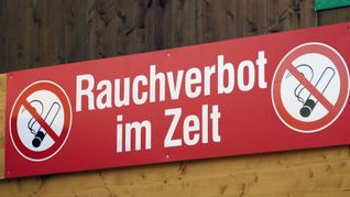 Ein Rauchverbot im Zelt ist im neuen Gesetz nicht vorgesehen. Das soll dem Betreiber selbst überlassen bleiben – per Hausrecht.