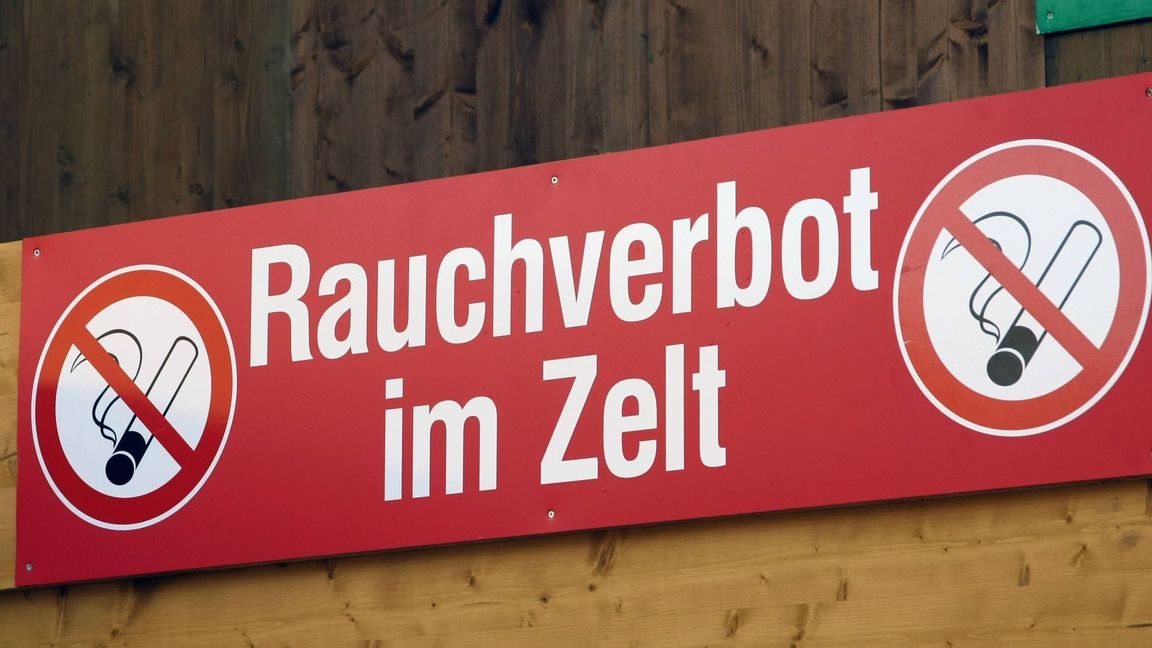 Ein Rauchverbot im Zelt ist im neuen Gesetz nicht vorgesehen. Das soll dem Betreiber selbst überlassen bleiben – per Hausrecht.