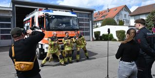 Vor den Kameras: Gesangseinlage mit Strahlrohr und Filzstift statt Mikrofon (von links): Tobias Pfeiffer, Valeska Marsch und Sascha Henoch.