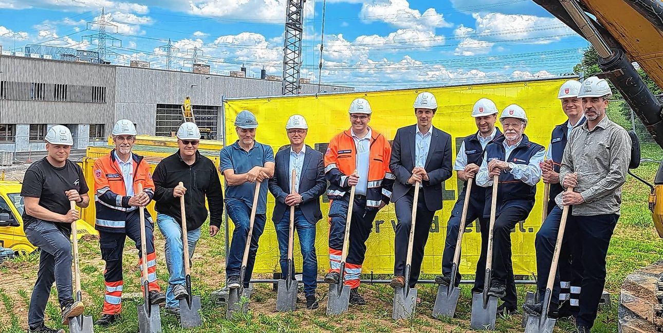 Beim Spatenstich für die neue Rettungswache der Malteser in Magstadt (von links): Tim Luchs, Gottlob Stäbler, Joachim Fässler, Geschäftsführer Malteser Rettungsdienst Bezirk Stuttgart, Andreas Lier, Leiter Straßenmeisterei Magstadt, Sven Seiffert, ARP Architektenpartnerschaft Stuttgart, Daniel Fauser, Eigenbetrieb Gebäudemanagement Landkreis Böblingen, Fabian Schneider, stellvertretender Geschäftsführer Malteser Rettungsdienst Bezirk Stuttgart, Martin Wuttke, Erster Landesbeamter und stellvertretender Landrat des Landkreises Böblingen, Florian Hambach, stellvertretender Diözesanleiter der Malteser in der Diözese Rottenburg-Stuttgart, Edmund Baur, Landesbeauftragter der Malteser Baden-Württemberg, Klaus Weber, Regional- und Diözesangeschäftsführer der Malteser in Baden-Württemberg und Tobias Hamm, ARP Architektenpartnerschaft Stuttgart.