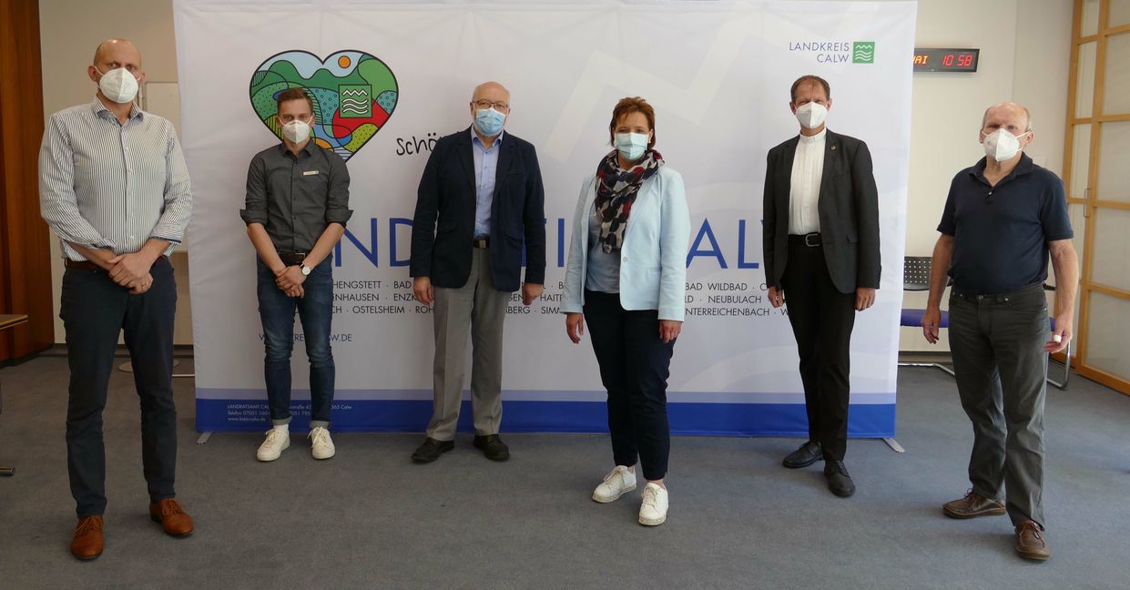 Auf unserem Bild (von links): Andreas Knörle, Jonas Widmayer (Brand- und Katastrophenschutz, LRA Calw), Erich Hartmann, Kirsten Kastner, Holger Winterholer und Wilfried Rühle (Brand- und Katastrophenschutz, LRA Calw).   
            Bild: Landratsamt Calw/z