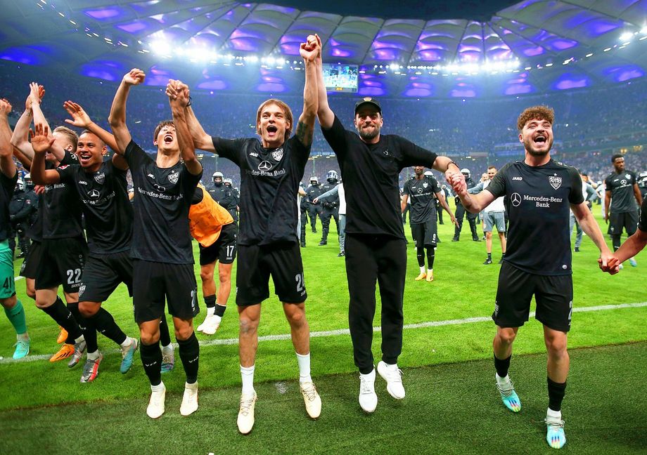 Klassenverbleib perfekt: VfB-Trainer Sebastian Hoeneß (rechts) jubelt mit seinen Spielern nach dem zweiten Bundesliga-Relegationsspiel in Hamburg