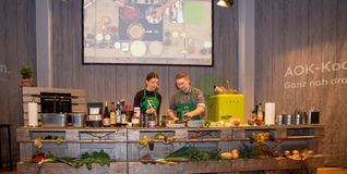 Marcel Hild, Koch und Mitinhaber vom Löwen in Steinenbronn, und AOK-Präventionsexpertin Janina Brosche machten Lust auf regionale Küche.