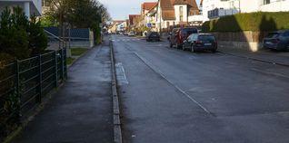 Die Laurentiusstraße in Blickrichtung Ortszentrum. Rechts im Bild liegt die nördliche Straßenseite.