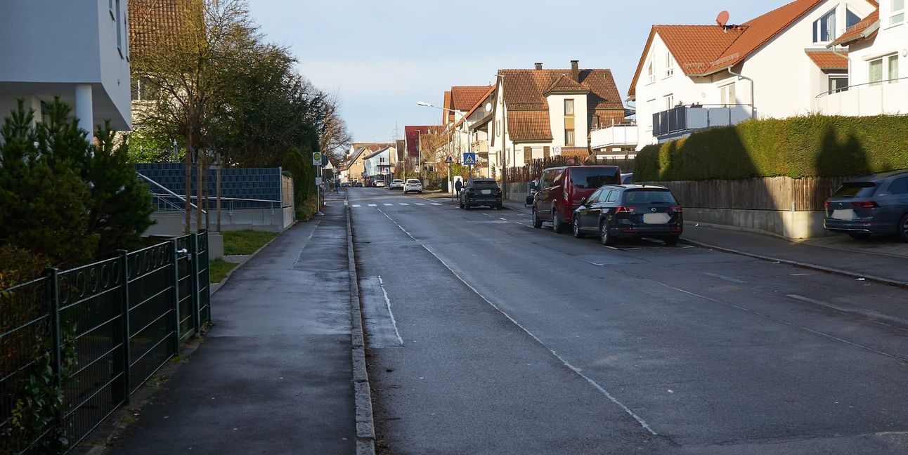 Die Laurentiusstraße in Blickrichtung Ortszentrum. Rechts im Bild liegt die nördliche Straßenseite.