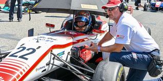 Letzte Besprechung vor dem Start: Der Maichinger André Petropolos in seinem Formel-3-Rennwagen in Imola.