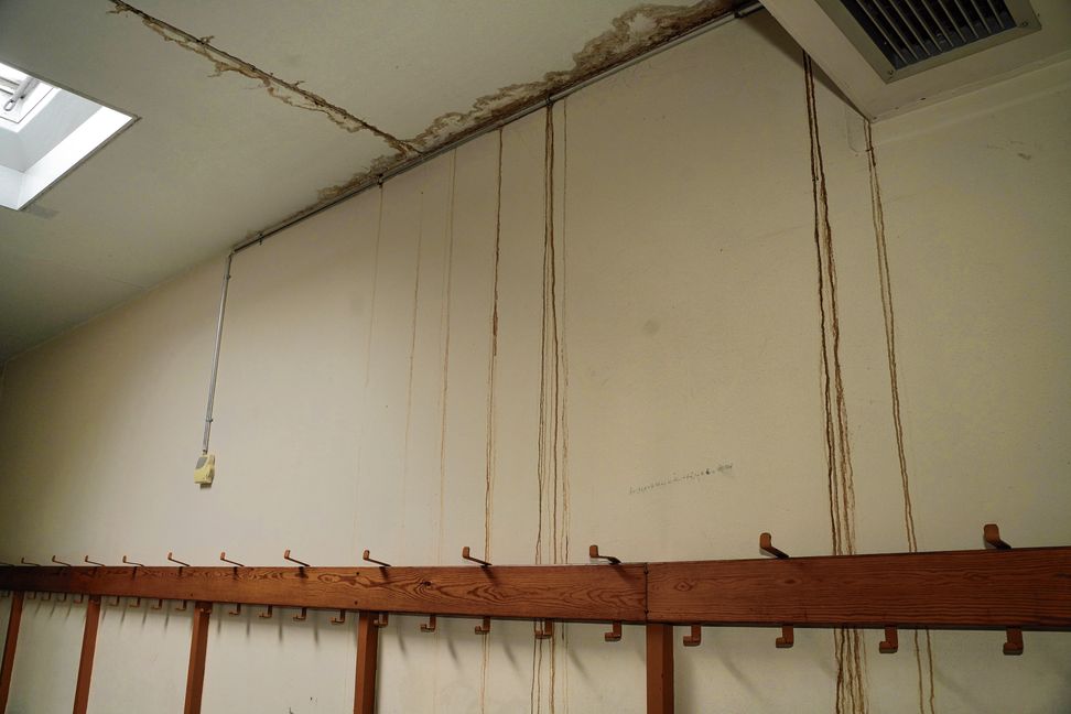 Wasser dringt über die Decke in die Umkleidekabine ein. Bilder: Dettenmeyer