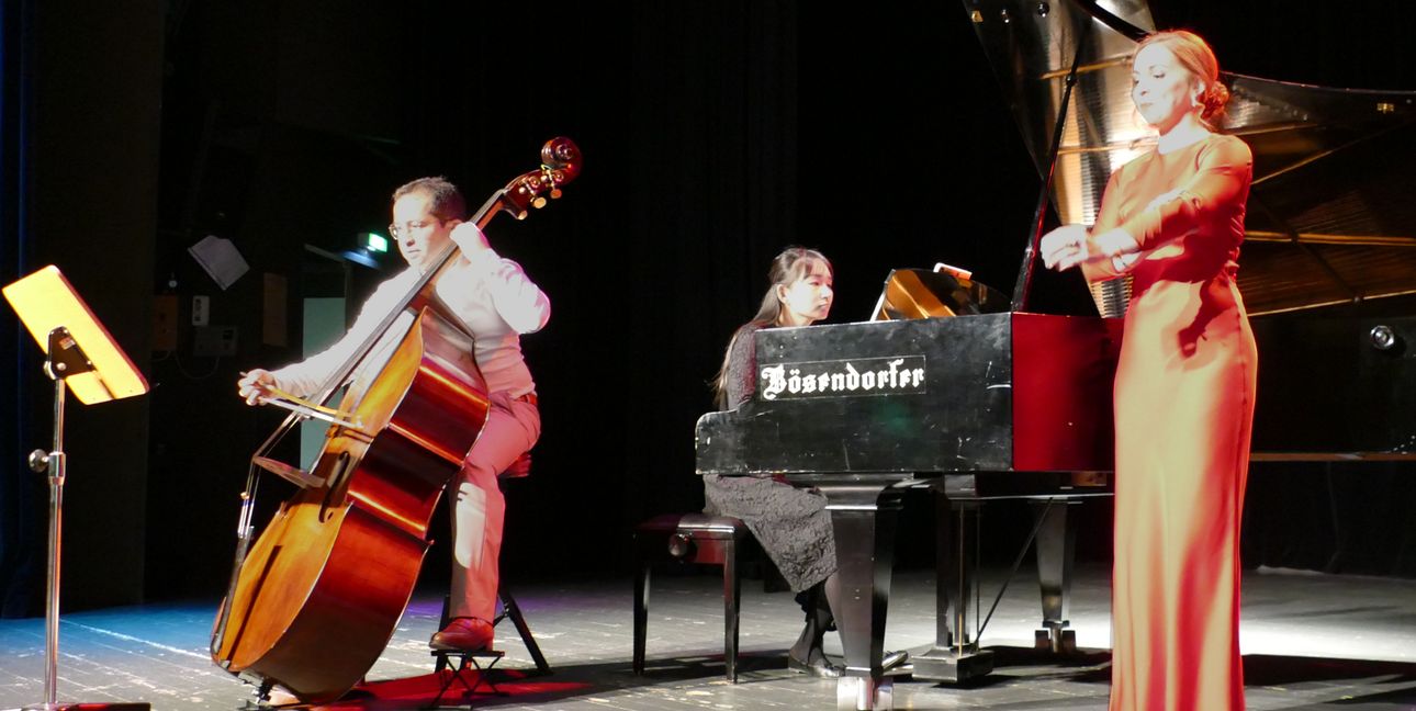 Die japanische Pianistin Momoka Nishida, die spanische Sopranistin Elisandra Meliàn und der chilenische Kontrabassist Maximiliano Saul Igor-Acuòa.