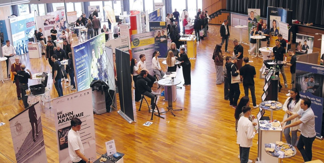 Die Azubi-Messe von Röhm-Medien in der Böblinger Kongresshalle fand viel Anklang. Viele Eltern und deren Nachwuchs informierten sich über unterschiedliche Ausbildungen.