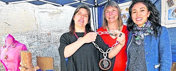 Melanie Raißle-Weber mit ihrer Mutter Liane Raißle-Stierle und Freundin Oojo Neun, die beide assistieren. Bild: Lück