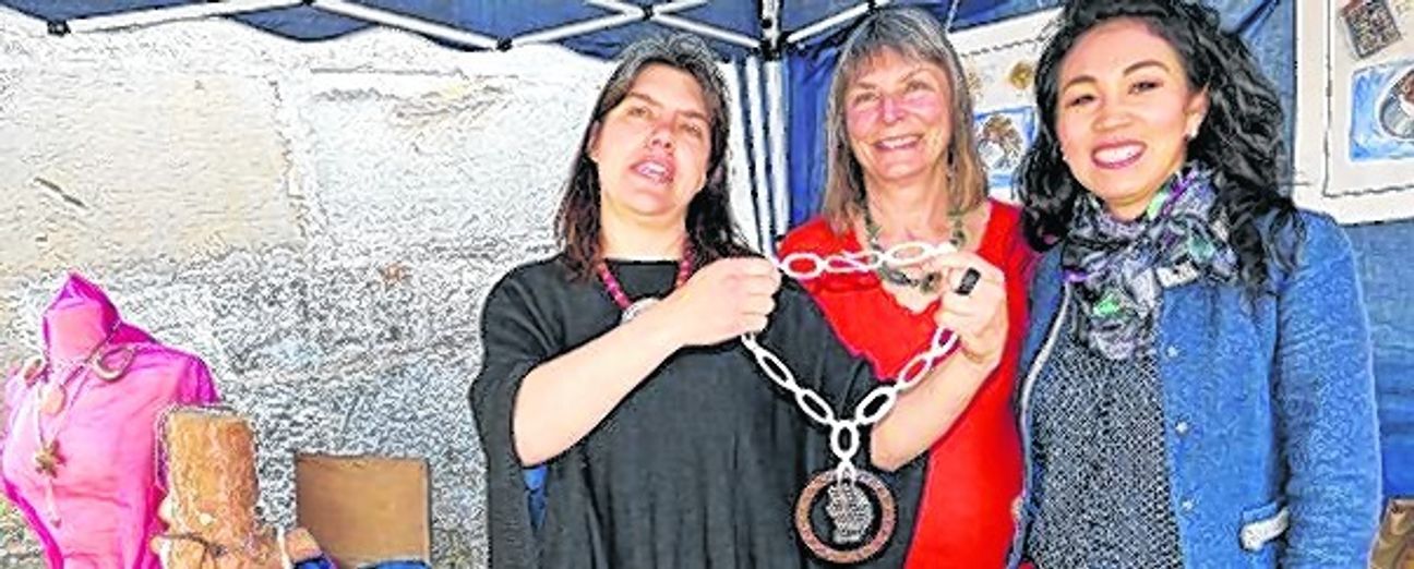 Melanie Raißle-Weber mit ihrer Mutter Liane Raißle-Stierle und Freundin Oojo Neun, die beide assistieren. Bild: Lück