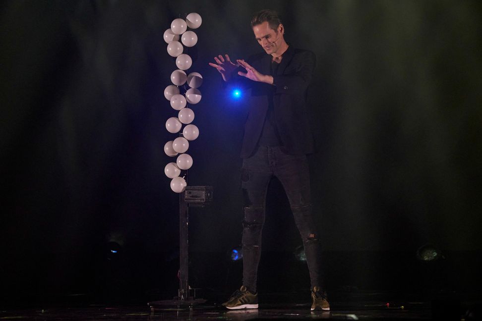 Magier-Weltmeister Julius Frack mit seiner Nummer "Blaue Lichter". Bild: Alexandra Klein