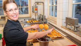 Berliner füllen ist Handarbeit, Stefanie Frank von der Bäckerei Frank aus Maichingen zeigt, wie es geht.     Bild: Nüßle