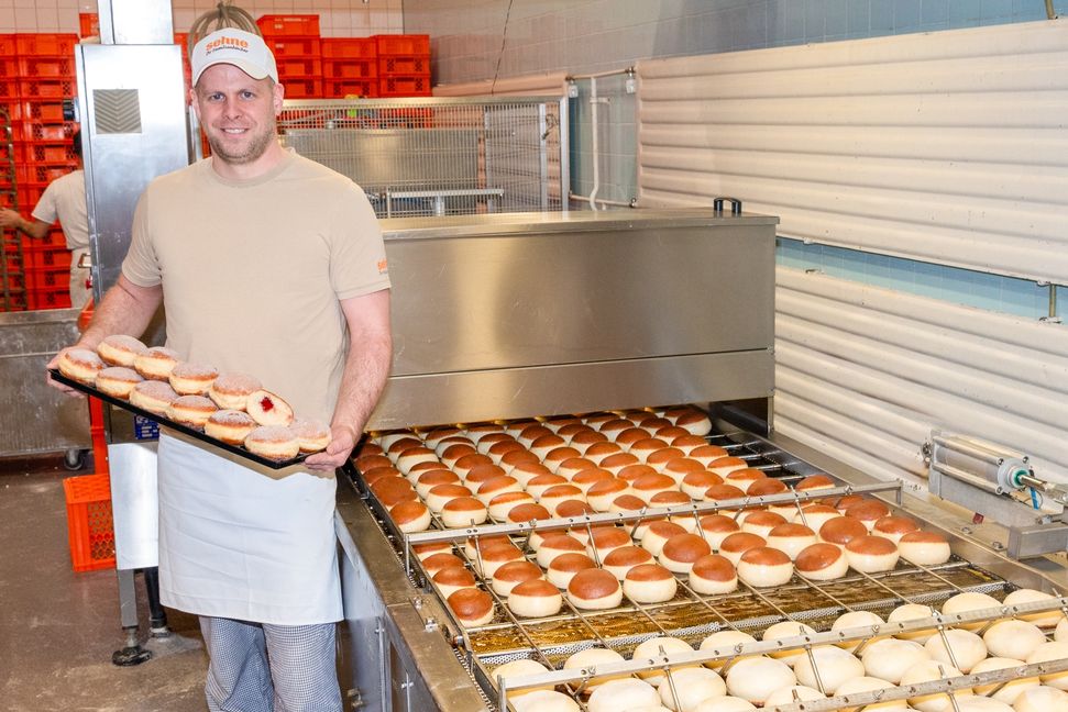 Damals wie heute schwimmen Berliner im Fett und werden von beiden Seiten gebacken, bevor sie auf dem Tisch landen. In der Bäckerei Sehne kümmert sich Bäckermeister Christian Hetzel um das süße Fettgebäck.    Bild: Nüßle