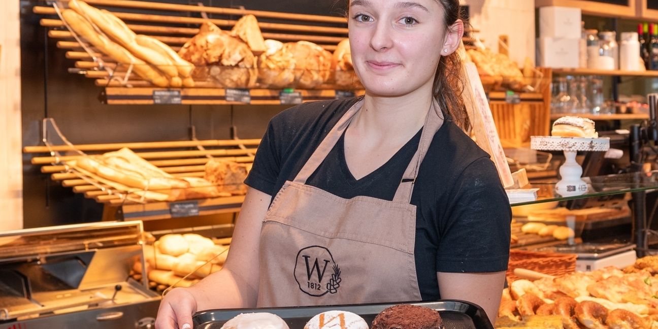 Die Vielfalt macht's, süß und lecker sind sie alle, findet auch Bäckereifachverkäuferin Ajlina  Becirovic von der Genusswerkstatt Wanner in Holzgerlingen.    Bild: Nüßle