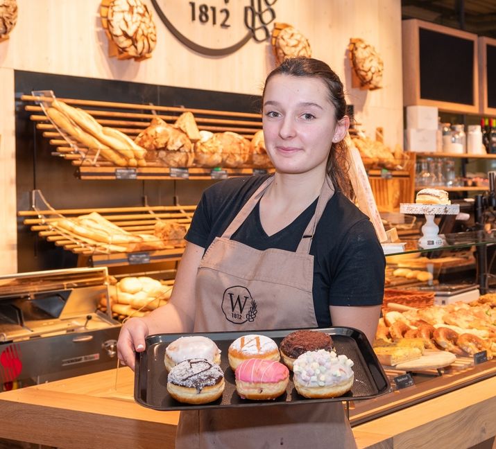 Die Vielfalt macht's, süß und lecker sind sie alle, findet auch Bäckereifachverkäuferin Ajlina  Becirovic von der Genusswerkstatt Wanner in Holzgerlingen.    Bild: Nüßle