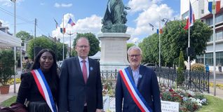 Die für Partnerschaften zuständige Bürgermeisterin Assa Doucouré, Sindelfingens Oberbürgermeister Bernd Vöhringer und Corbeils Bürgermeister Bruno Piriou (von links) vor dem Kriegsdenkmal in Corbeil-Essonnes.