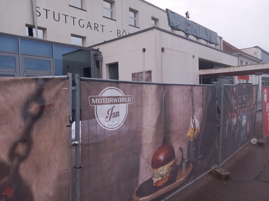 Aktuell wird noch kräftig gewerkelt bis zur Eröffnung des neuen Motorworld Inn Restaurants auf dem Flugfeld.