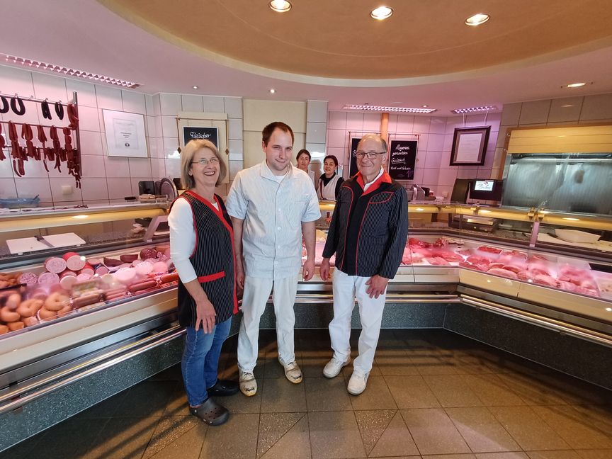 Marina Jaiser (von links) mit Sohn Alexander und Ehemann Dieter Jaiser - hinter der Theke die Fleischereifachverkäuferinnen Mirsada Kukic-Arnaut und Dragana Musa.