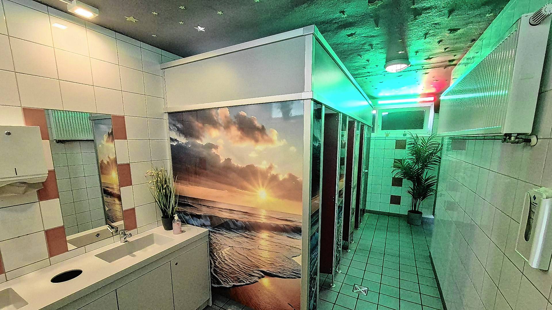 Blick in einen Toilettenbereich der Hellweg Realschule in Unna-Massen.