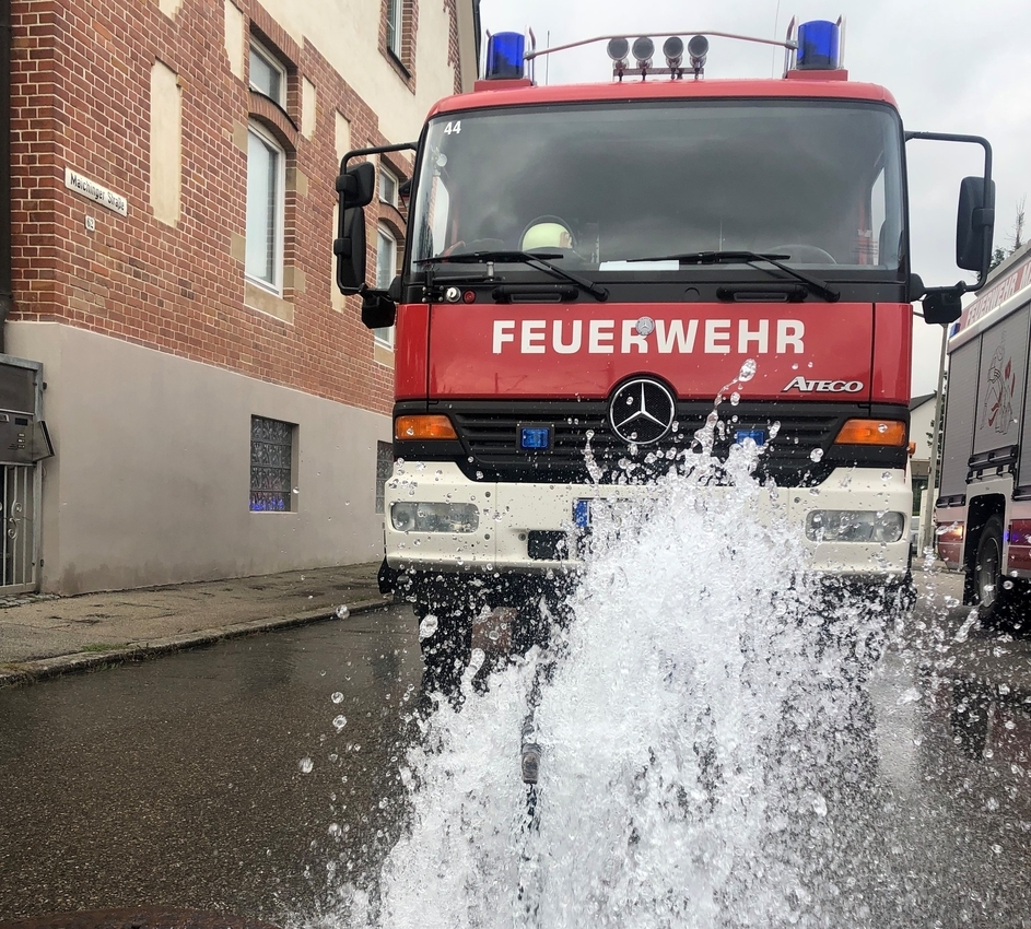 Kein sauberes Trinkwasser: Feuerwehr Magstadt und Maichingen im Bakterien-Spüldienst. Bild:Feuerwehr Magstadt