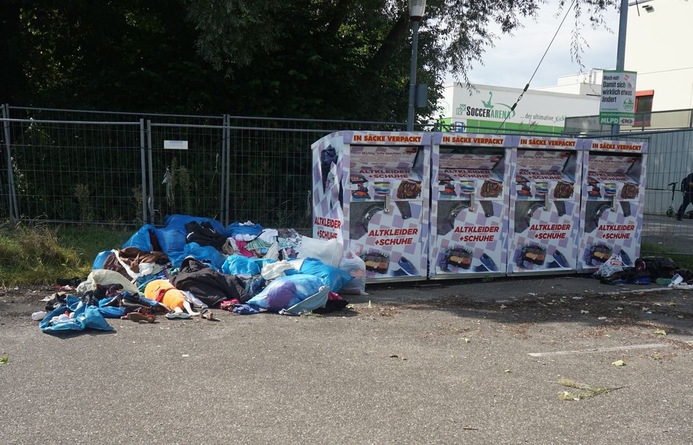 Sindelfingen: Wer hier zugreift, macht sich strafbar - Aufgerissene Altkleidersäcke bei den Containern in der Sindelfinger Schwertstraße. Bild: z