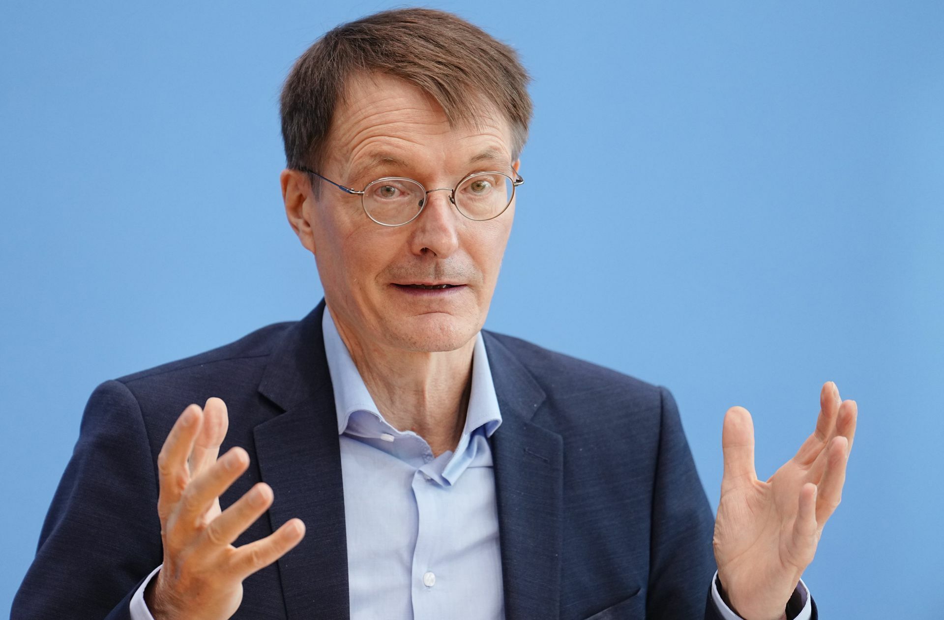 Mit den Waffen der Wissenschaft zieht Gesundheitsminister Karl Lauterbach ins politische Gefecht.