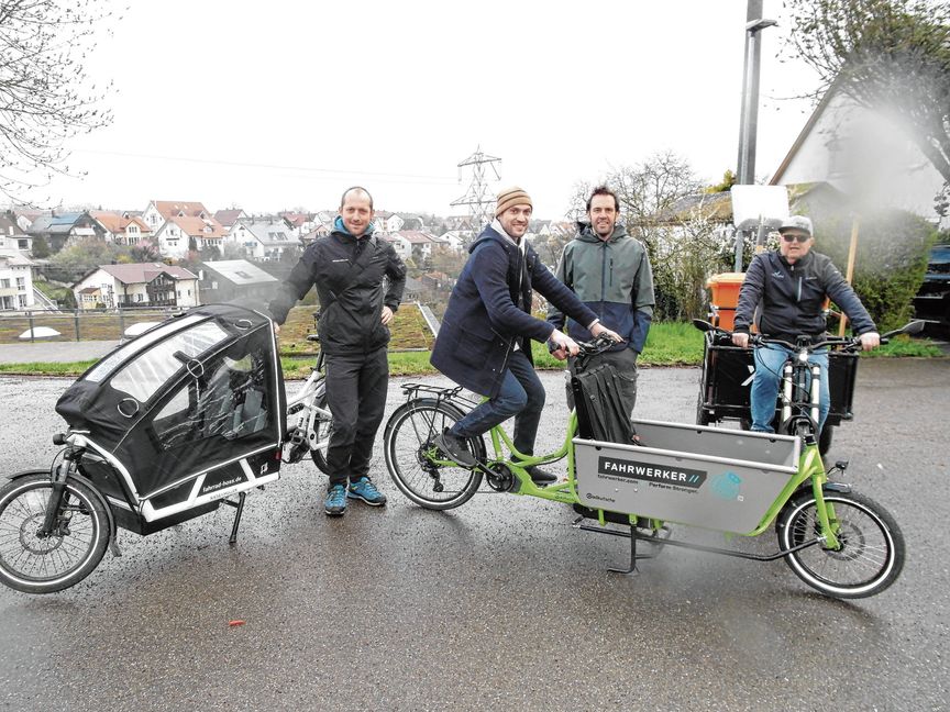 Alexander „Hotte“ Hoss („Fahrrad Hoss Aidlingen“), David Frérot (Radverkehrsbeauftragter des Landratsamts Böblingen), Stefan Rickmeyer („Radkutsche“ Nehren) und Frank Eichhorn („Schrauber Frank“ Sindelfingen) auf dem Schulhof der Holzgerlinger Berkenschule beim Auftakt der zweiten Lastenradtournee im Landkreis Böblingen.