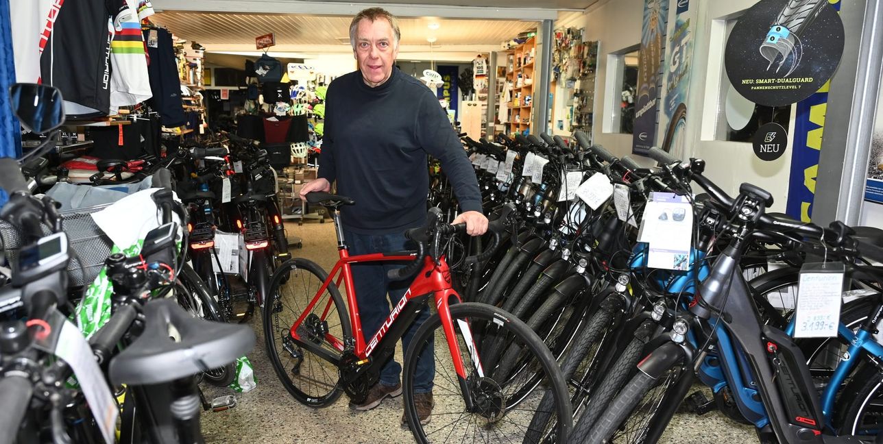 Wolfgang Ruser in seinem Radsport-Geschäft in Magstadt.  Das wird er weiter betreiben. 	Bild: Reichert