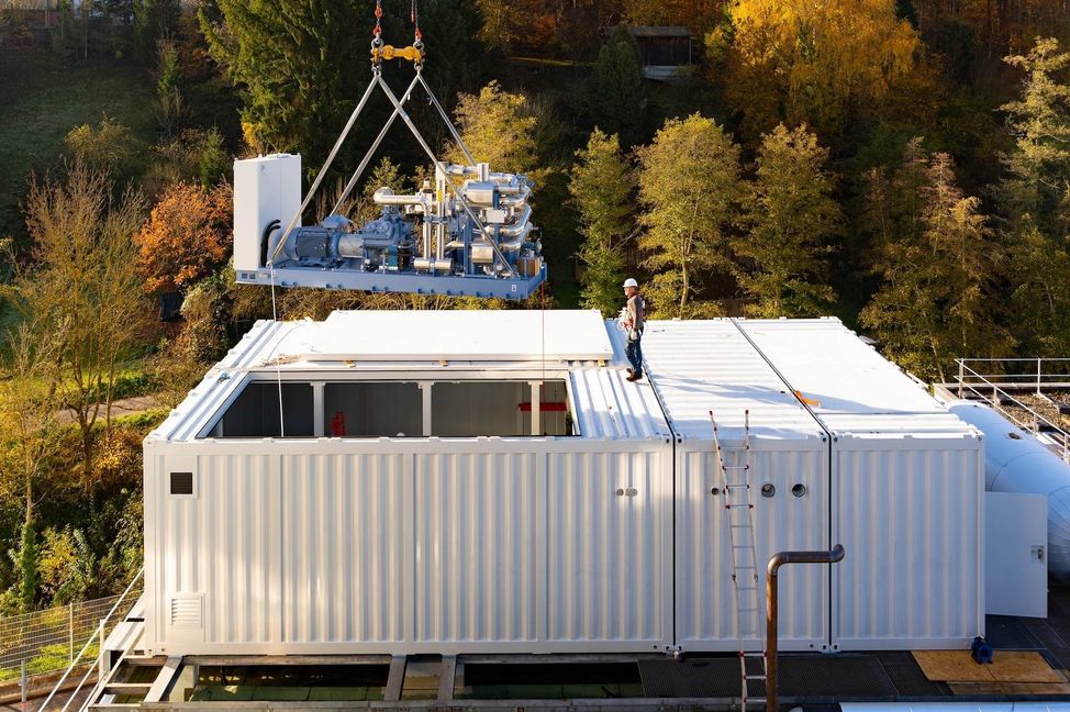 Auf dem Betriebsgelände in Waldenbuch nimmt Ritter fünf Großwärmepumpen in Betrieb und stellt damit nahezu vollständig auf ein hocheffizientes, CO2-sparendes System um.