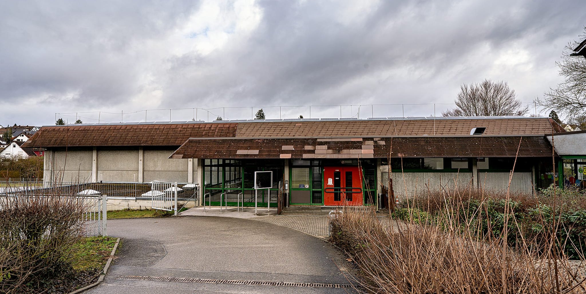 Bei der Buchhaldenhalle in Aidlingen steht die Dachsanierung mit neuer Photovoltaikanlage an.