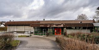 Bei der Buchhaldenhalle in Aidlingen steht die Dachsanierung mit neuer Photovoltaikanlage an.