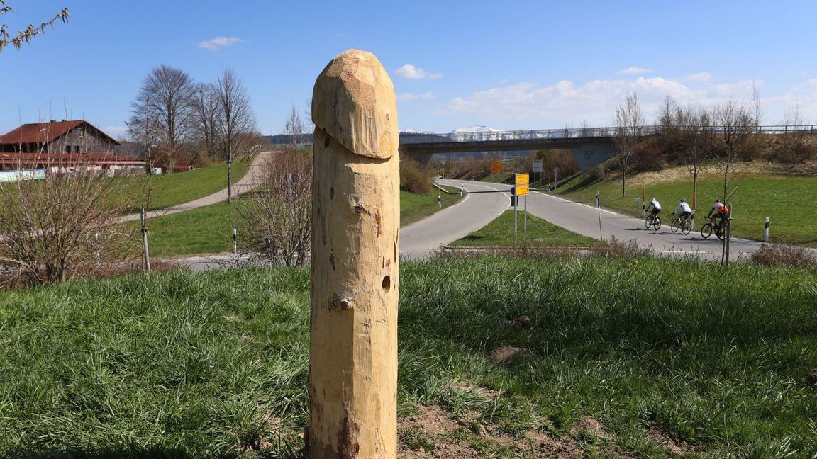 Der mysteriöse Holzpenis von Heimenkirch im Jahr 2021. Nun sind die Phallus-Darstellungen zurück.
