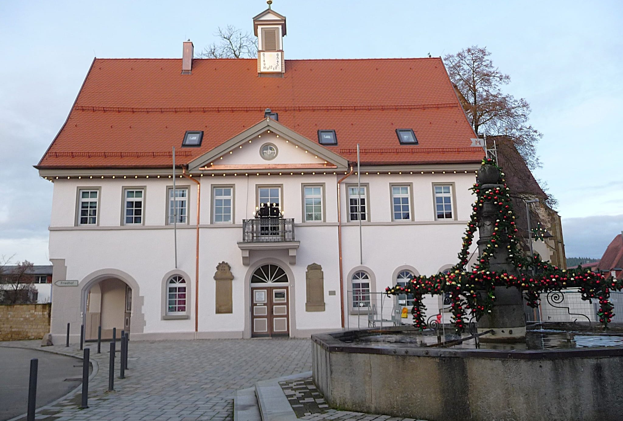 Die Magstadter Gemeindeverwaltung ist derzeit auf drei Gebäude verteilt. Hauptsitz mit dem Büro des Bürgermeisters ist das Rathaus aus dem Jahr 1607, das bereits in neuem Glanz erstrahlt, auch wenn die Sanierung noch nicht ganz abgeschlossen ist.