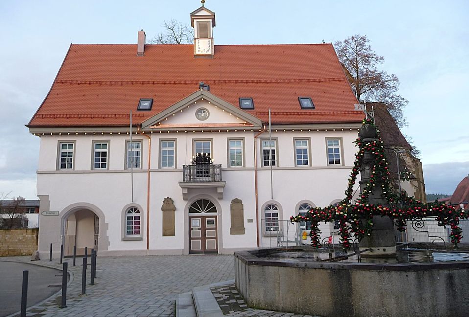Die Magstadter Gemeindeverwaltung ist derzeit auf drei Gebäude verteilt. Hauptsitz mit dem Büro des Bürgermeisters ist das Rathaus aus dem Jahr 1607, das bereits in neuem Glanz erstrahlt, auch wenn die Sanierung noch nicht ganz abgeschlossen ist.