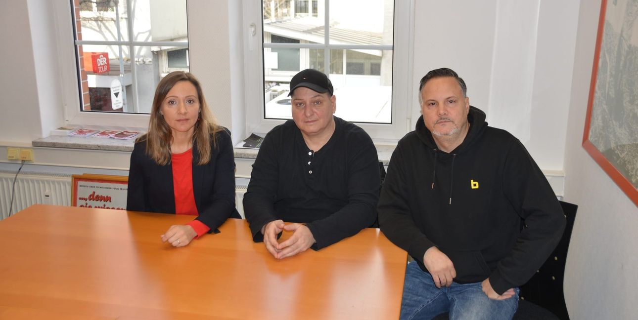 Im Böblinger Wahlkreisbüro der SPD-Abgeordneten (von links): Jasmina Hostert hat Holger Lung (Betriebsratsvorsitzender) und Betriebsrat Edin Rizvanovic von der Bertrandt Fahrerprobung Süd GmbH ihre Unterstützung zugesagt.