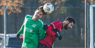 Anil Sarak vom GSV Maichingen gewinnt das Kopfballduell gegen Sontheims Edis Yoldas.