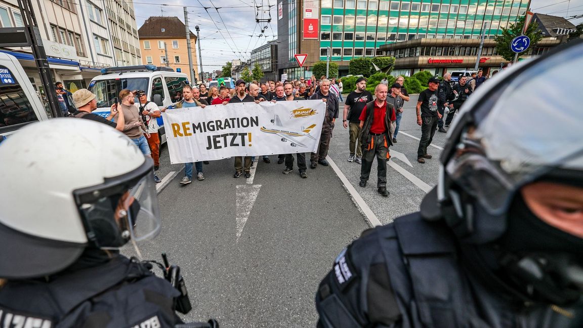 Nach dem Anschlag mit drei Toten in Solingen hat es am Montagabend in der Stadt Demonstrationen gegeben.