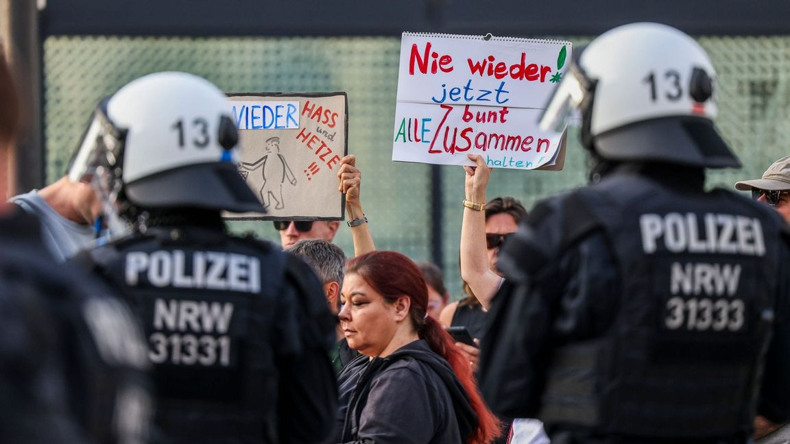 Nach dem Anschlag mit drei Toten in Solingen hat es am Montagabend in der Stadt erneut Demonstrationen gegeben.