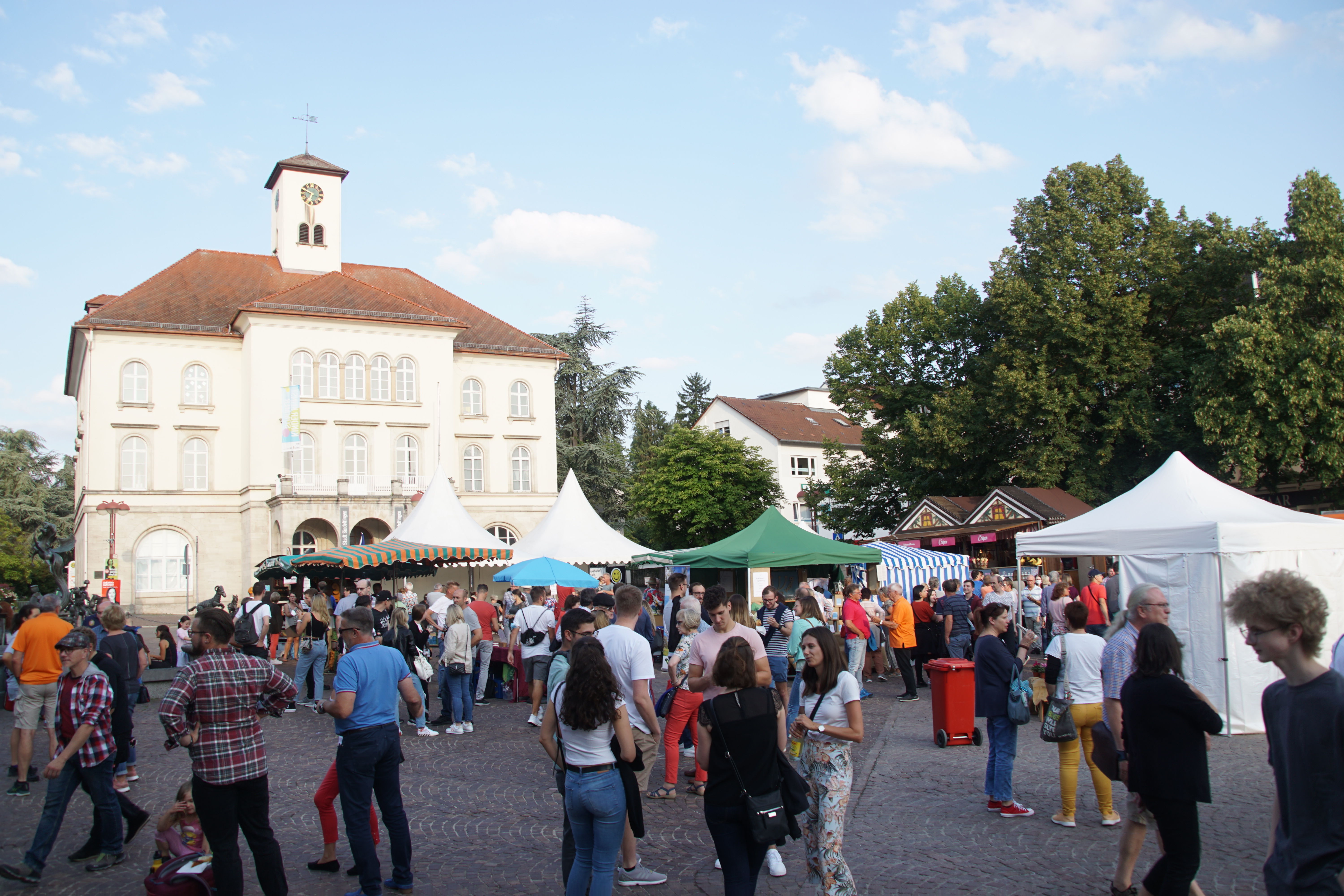 Der erste Sindelfinger Abendmarkt wurde gut besucht.              Bild: Dettenmeyer