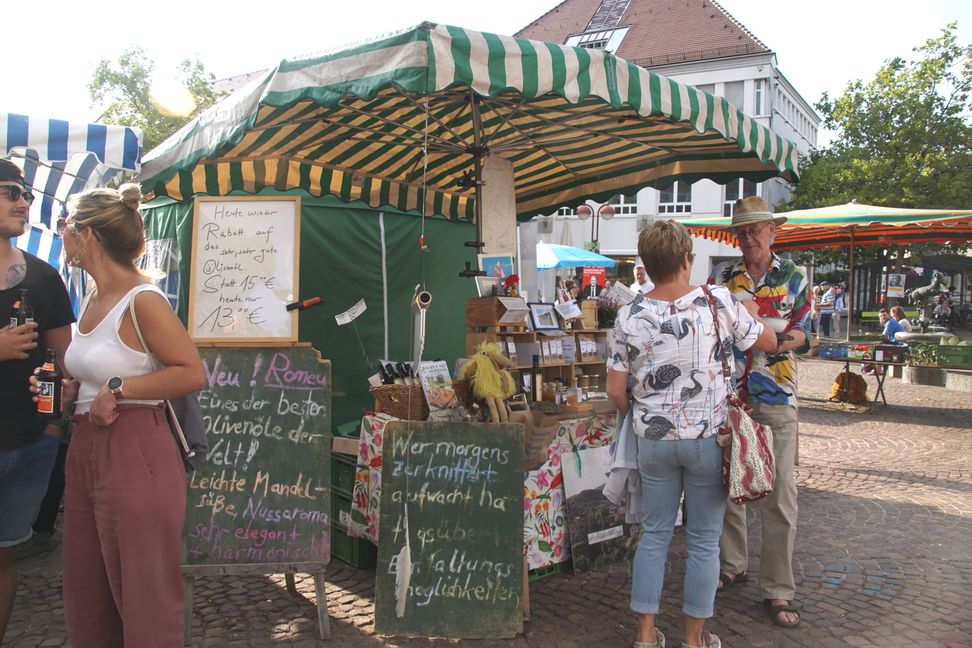 Aussteller Jörg Bitzer (rechts) ist mit der Premiere des Sindelfinger Abendmarkts zufrieden: „Die Stimmung war gut, der Umsatz hat auch gestimmt“, sagt er. Bild: Dettenmeyer
