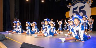 Auftritt mit Spagat, die Kükengarde gehört mit zu den drei Gardegruppen des Vereins.