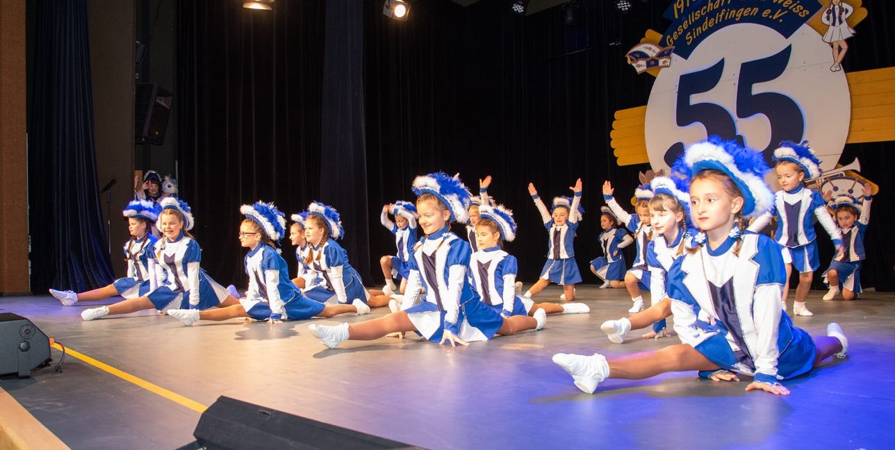 Auftritt mit Spagat, die Kükengarde gehört mit zu den drei Gardegruppen des Vereins.