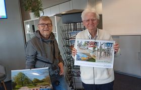 Reinhard Jensen (links) und Karl-Peter Heimann mit ihrem neuen Kalender.
