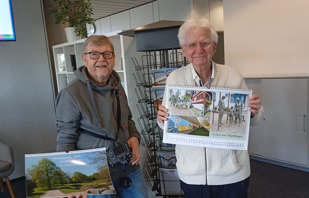 Reinhard Jensen (links) und Karl-Peter Heimann mit ihrem neuen Kalender.