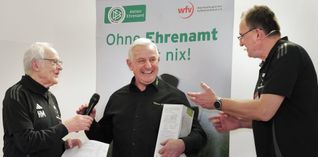 Heinz Richter, Ehrenamtsbeauftrauftragter des Bezirks, Werner Klauß und Moderator Moritz Werz (von links)