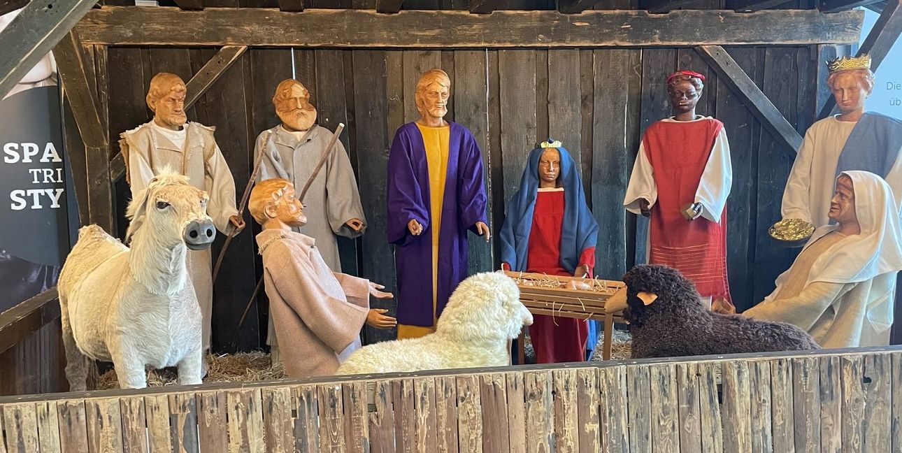 Im Stern-Center ist die Sindelfinger Krippe is Anfang Januar zu sehen. Die Scheune, die Maria und Josef mit ihrem Kind als Unterschlupf dient, hat der städtische Bauhof entworfen und aufgebaut.